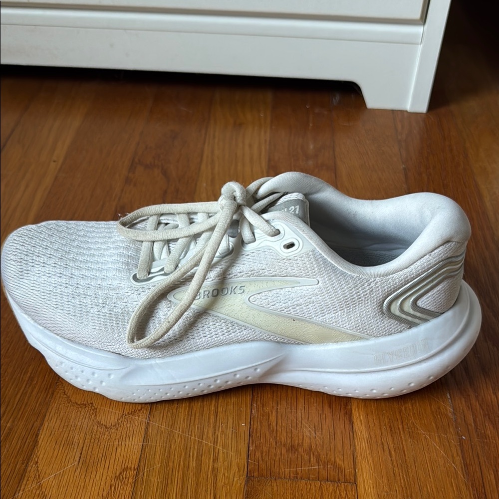Women’s brooks glycerin 21 white and tan